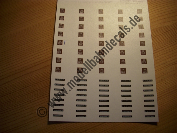 "Nass-Schiebebilder: Sonderangebot Spur H0:Güterwagen-Umbeschriftungsbögen Gmhs 35 (Weiss auf Braun bzw. Schwarz). Analog zu Bogen 3250, allerdings teilweise mit Druckdefekten - deshalb als Sonderangebot. Nutzbar sind in jedem Fall mindestens 16 komplette