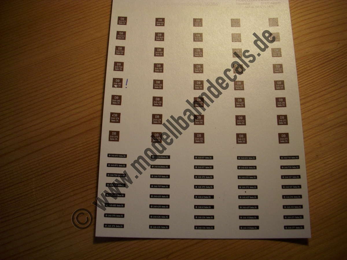 "Nass-Schiebebilder: Sonderangebot Spur H0:Güterwagen-Umbeschriftungsbögen Gmhs 35 (Weiss auf Braun bzw. Schwarz). Analog zu Bogen 3250, allerdings teilweise mit Druckdefekten - deshalb als Sonderangebot. Nutzbar sind in jedem Fall mindestens 16 komplette